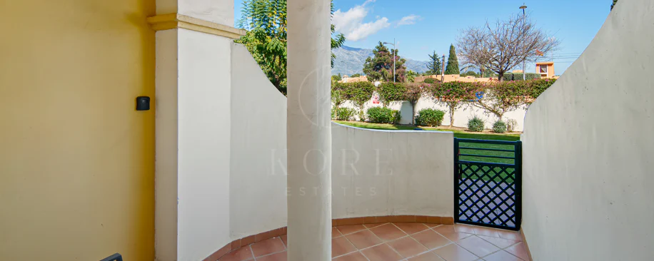 Duplex fermecător cu două dormitoare lângă Puerto Banús – Terasă, vedere la mare și licență de închiriere