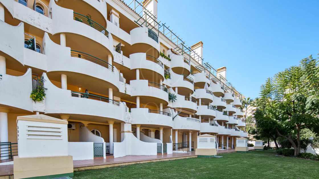 Duplex fermecător cu două dormitoare lângă Puerto Banús – Terasă, vedere la mare și licență de închiriere