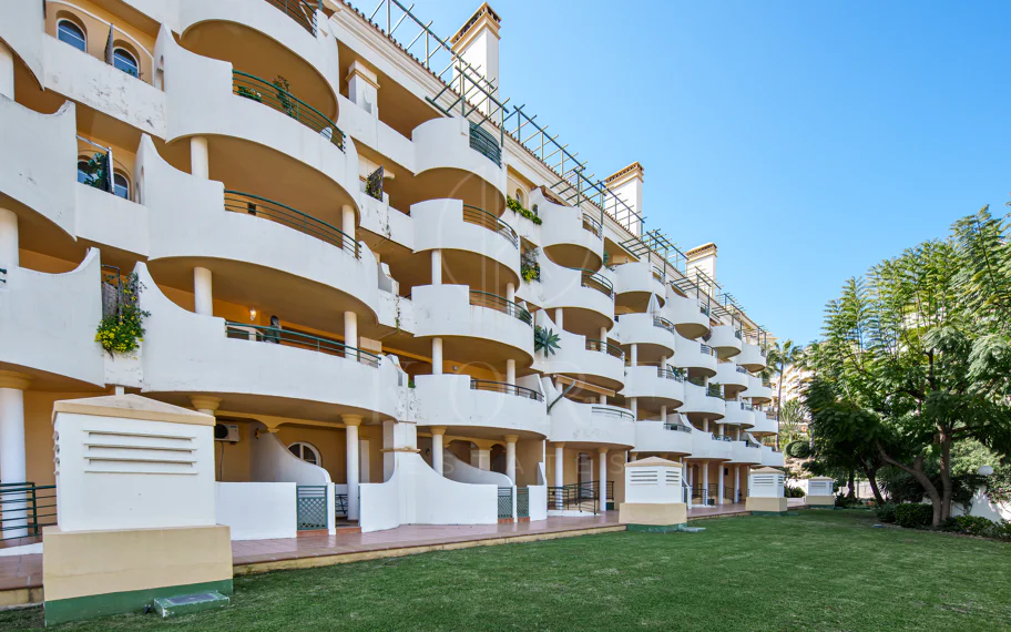 Encantador Dúplex de 2 Dormitorios cerca de Puerto Banús – Terraza, Vistas al Mar y Licencia de Alquiler