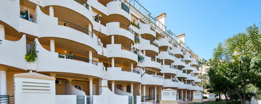 Duplex fermecător cu două dormitoare lângă Puerto Banús – Terasă, vedere la mare și licență de închiriere