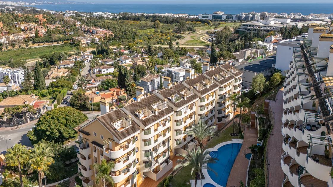 Duplex fermecător cu două dormitoare lângă Puerto Banús – Terasă, vedere la mare și licență de închiriere