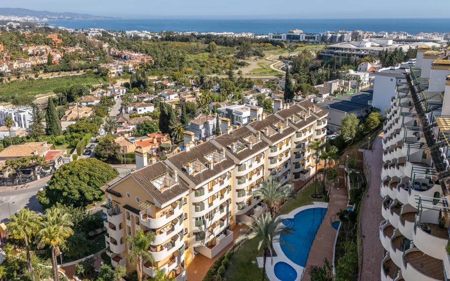 Encantador Dúplex de 2 Dormitorios cerca de Puerto Banús – Terraza, Vistas al Mar y Licencia de Alquiler