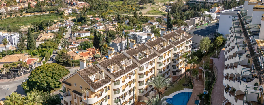 Duplex fermecător cu două dormitoare lângă Puerto Banús – Terasă, vedere la mare și licență de închiriere