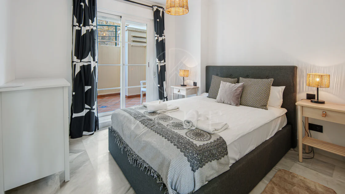 Duplex fermecător cu două dormitoare lângă Puerto Banús – Terasă, vedere la mare și licență de închiriere