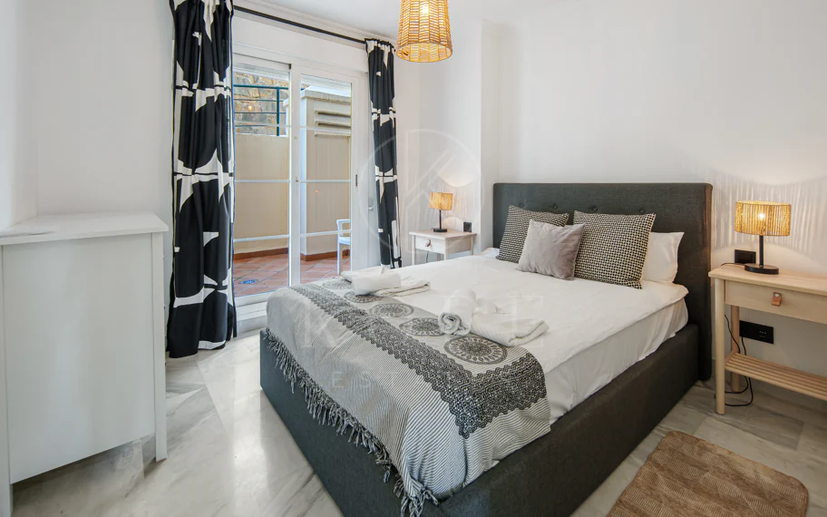 Encantador Dúplex de 2 Dormitorios cerca de Puerto Banús – Terraza, Vistas al Mar y Licencia de Alquiler
