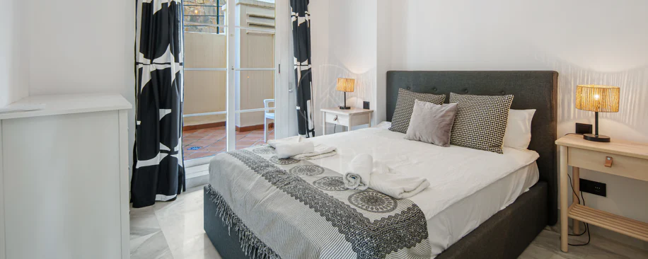 Duplex fermecător cu două dormitoare lângă Puerto Banús – Terasă, vedere la mare și licență de închiriere