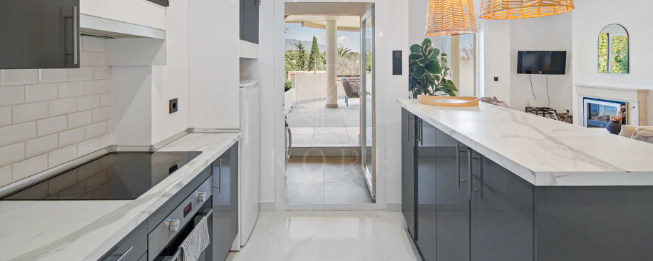Duplex fermecător cu două dormitoare lângă Puerto Banús – Terasă, vedere la mare și licență de închiriere