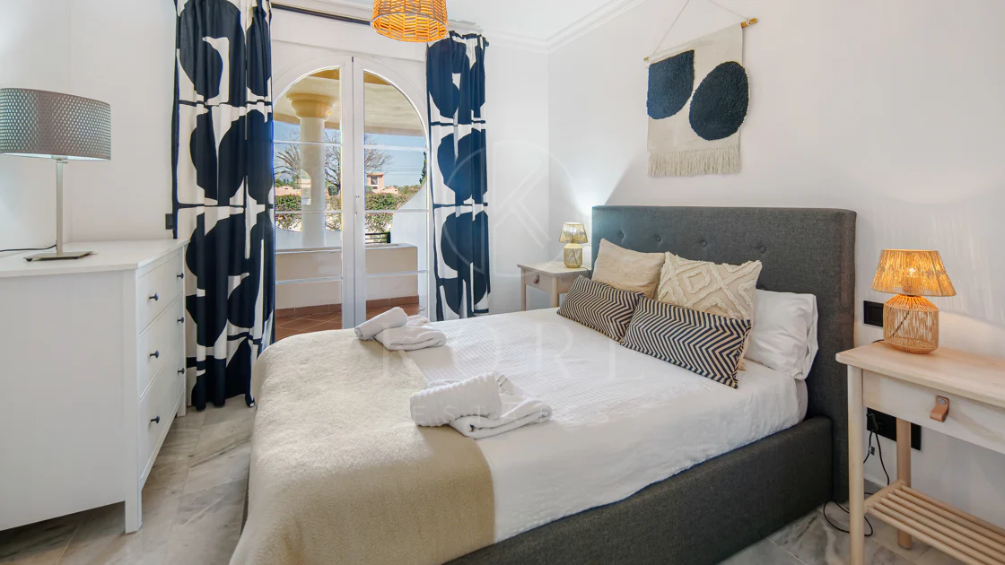 Duplex fermecător cu două dormitoare lângă Puerto Banús – Terasă, vedere la mare și licență de închiriere