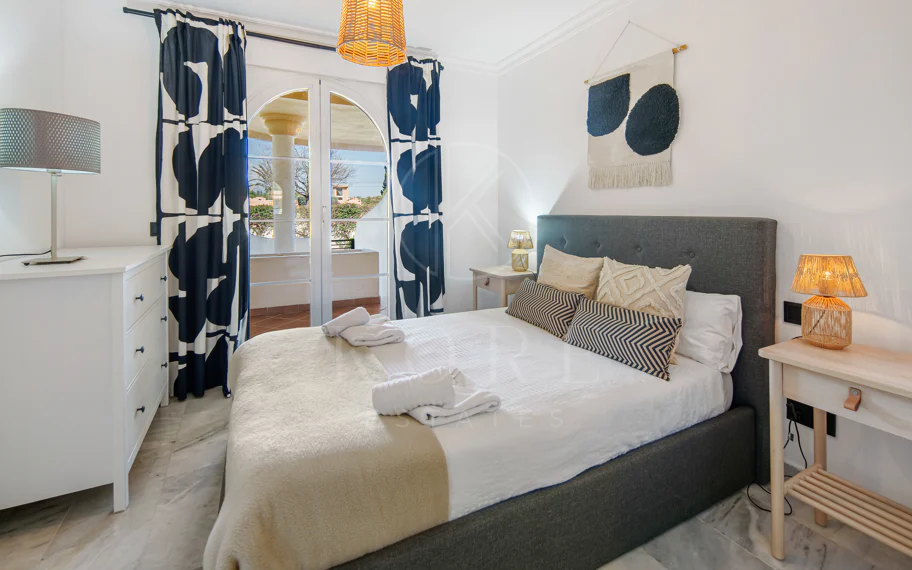 Encantador Dúplex de 2 Dormitorios cerca de Puerto Banús – Terraza, Vistas al Mar y Licencia de Alquiler
