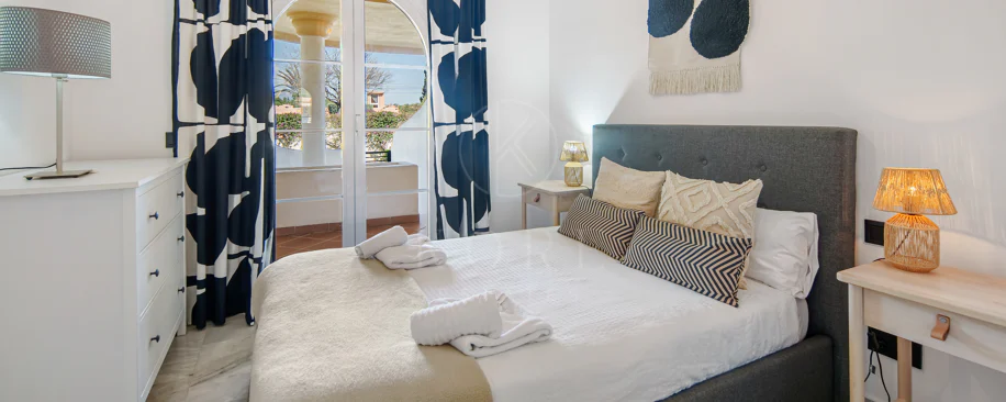 Duplex fermecător cu două dormitoare lângă Puerto Banús – Terasă, vedere la mare și licență de închiriere