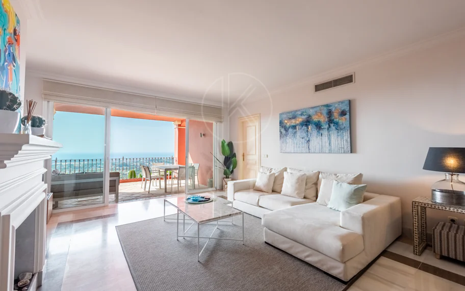 Vistas Panorámicas al Mar y Extraordinario Potencial – Amplio Apartamento en Monte Halcones a Precio de Venta