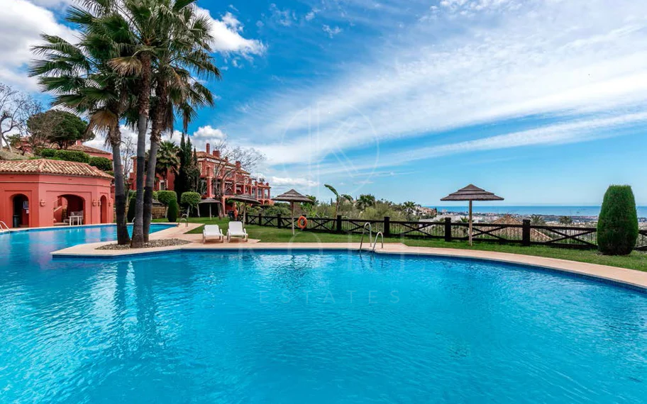 Vistas Panorámicas al Mar y Extraordinario Potencial – Amplio Apartamento en Monte Halcones a Precio de Venta
