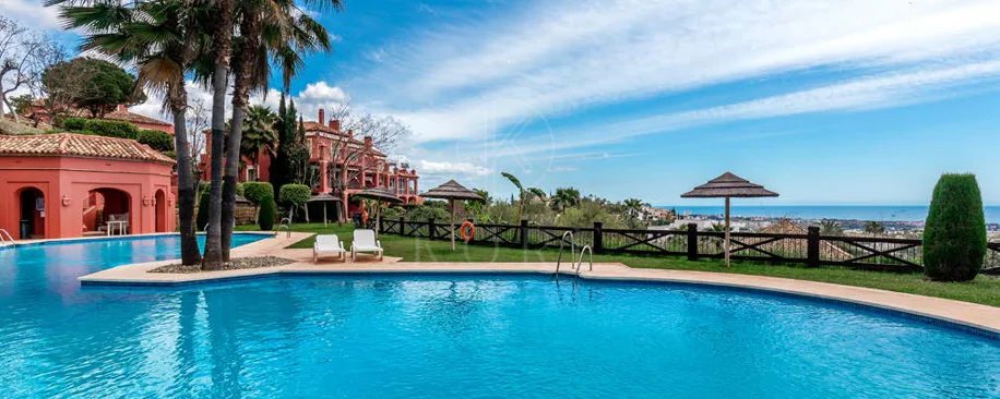 Vistas Panorámicas al Mar y Extraordinario Potencial – Amplio Apartamento en Monte Halcones a Precio de Venta