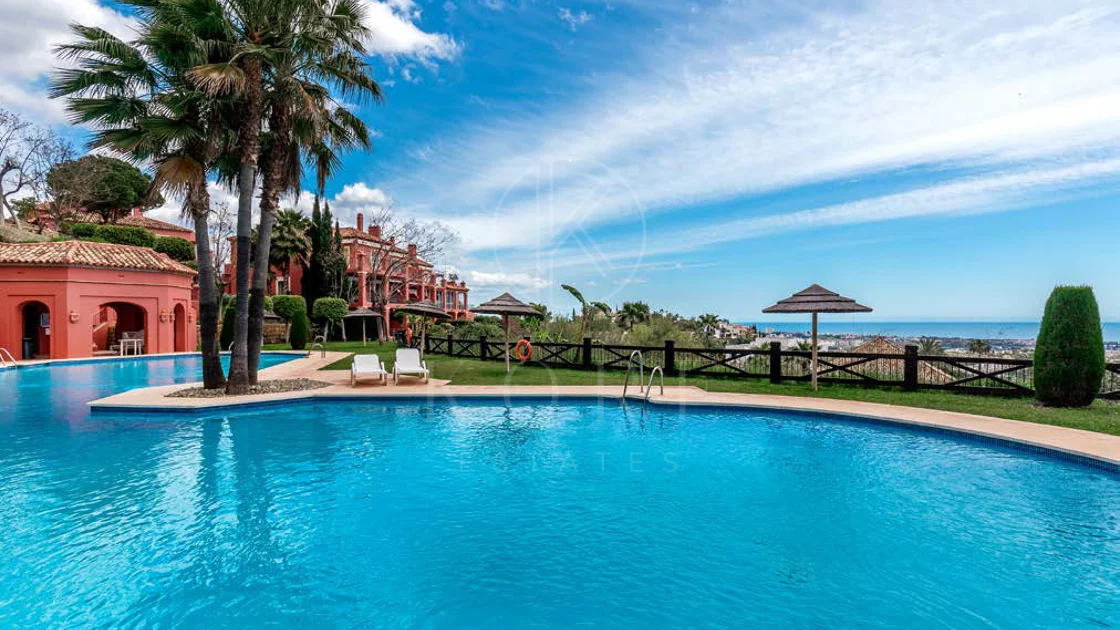 Vistas Panorámicas al Mar y Extraordinario Potencial – Amplio Apartamento en Monte Halcones a Precio de Venta