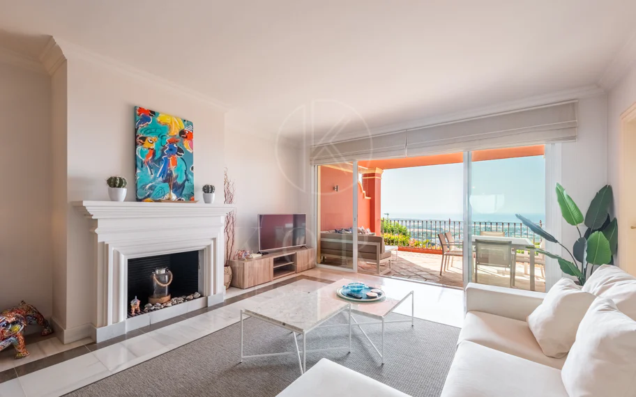 Vistas Panorámicas al Mar y Extraordinario Potencial – Amplio Apartamento en Monte Halcones a Precio de Venta