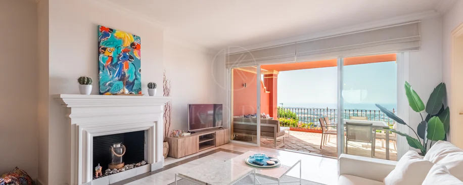 Vistas Panorámicas al Mar y Extraordinario Potencial – Amplio Apartamento en Monte Halcones a Precio de Venta