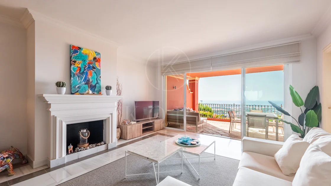Vistas Panorámicas al Mar y Extraordinario Potencial – Amplio Apartamento en Monte Halcones a Precio de Venta