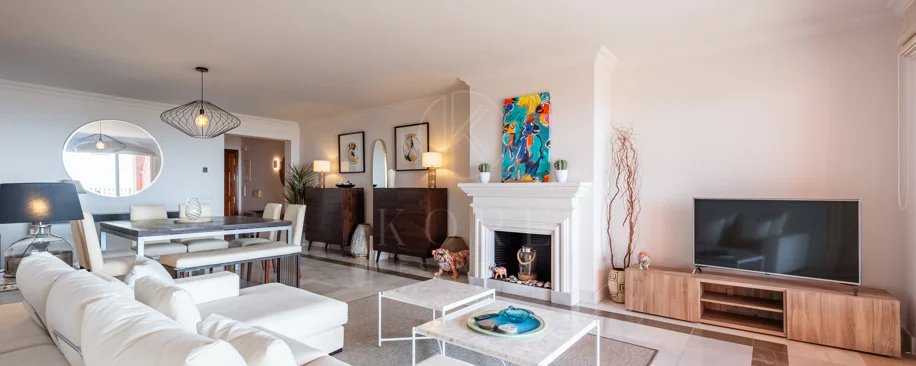 Vistas Panorámicas al Mar y Extraordinario Potencial – Amplio Apartamento en Monte Halcones a Precio de Venta