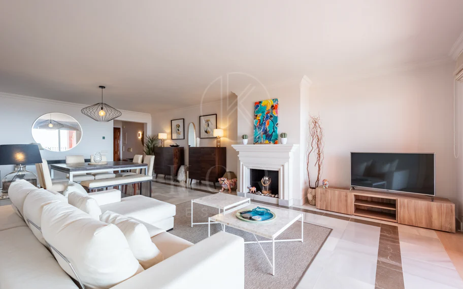 Vistas Panorámicas al Mar y Extraordinario Potencial – Amplio Apartamento en Monte Halcones a Precio de Venta