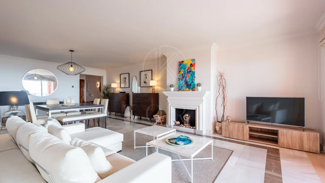 Vistas Panorámicas al Mar y Extraordinario Potencial – Amplio Apartamento en Monte Halcones a Precio de Venta