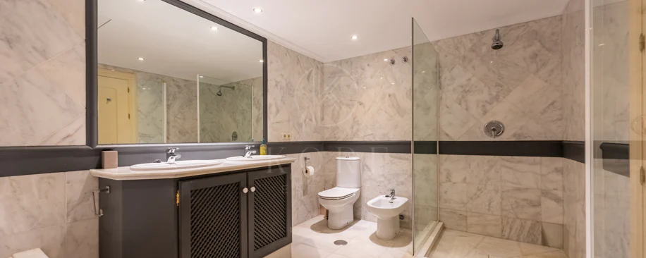 Vistas Panorámicas al Mar y Extraordinario Potencial – Amplio Apartamento en Monte Halcones a Precio de Venta