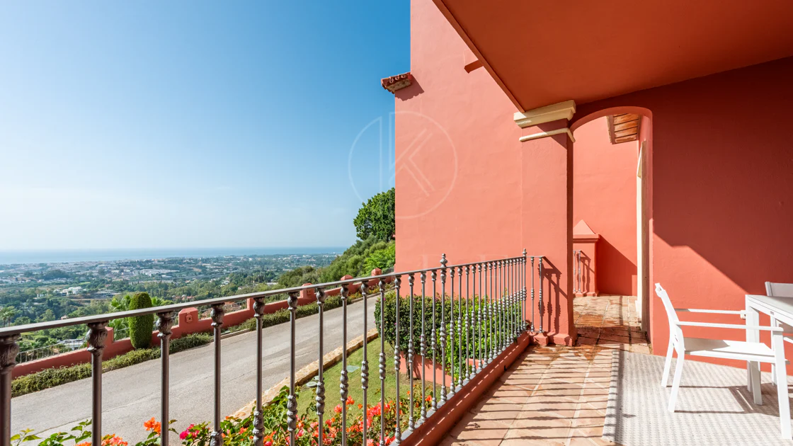 Vistas Panorámicas al Mar y Extraordinario Potencial – Amplio Apartamento en Monte Halcones a Precio de Venta