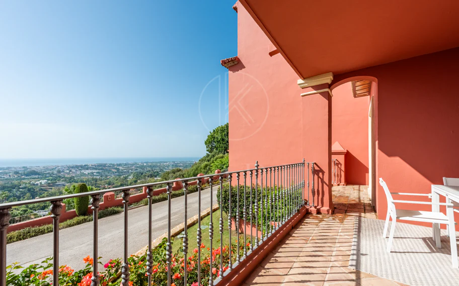 Vistas Panorámicas al Mar y Extraordinario Potencial – Amplio Apartamento en Monte Halcones a Precio de Venta