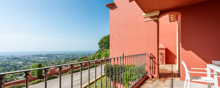 Vistas Panorámicas al Mar y Extraordinario Potencial – Amplio Apartamento en Monte Halcones a Precio de Venta