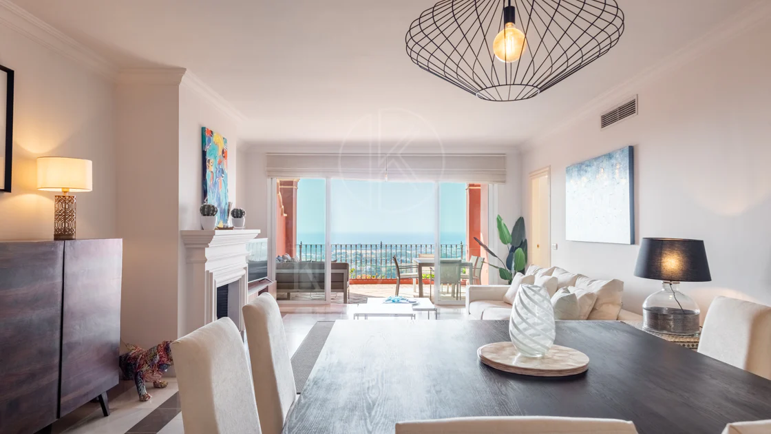 Vistas Panorámicas al Mar y Extraordinario Potencial – Amplio Apartamento en Monte Halcones a Precio de Venta