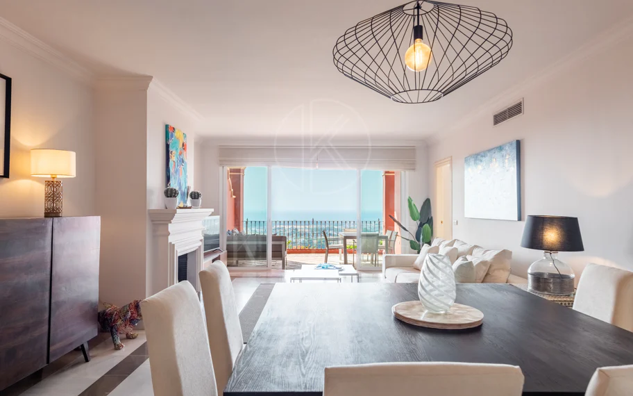 Vistas Panorámicas al Mar y Extraordinario Potencial – Amplio Apartamento en Monte Halcones a Precio de Venta