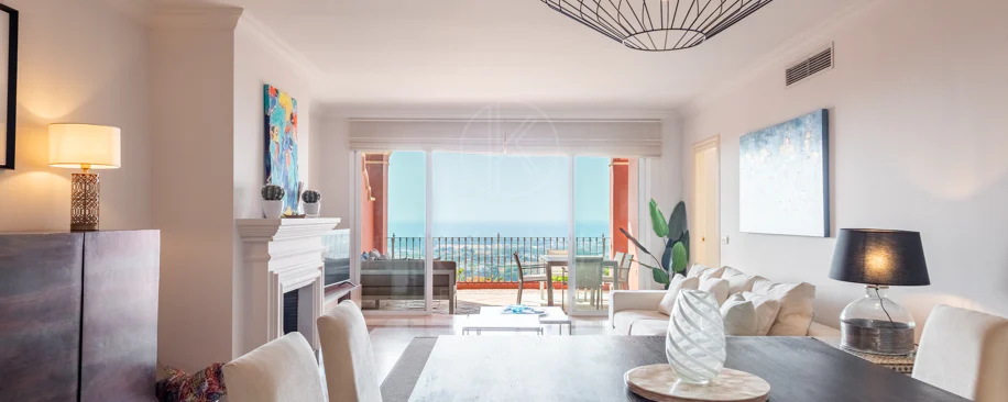 Vistas Panorámicas al Mar y Extraordinario Potencial – Amplio Apartamento en Monte Halcones a Precio de Venta