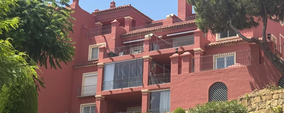 Vistas Panorámicas al Mar y Extraordinario Potencial – Amplio Apartamento en Monte Halcones a Precio de Venta