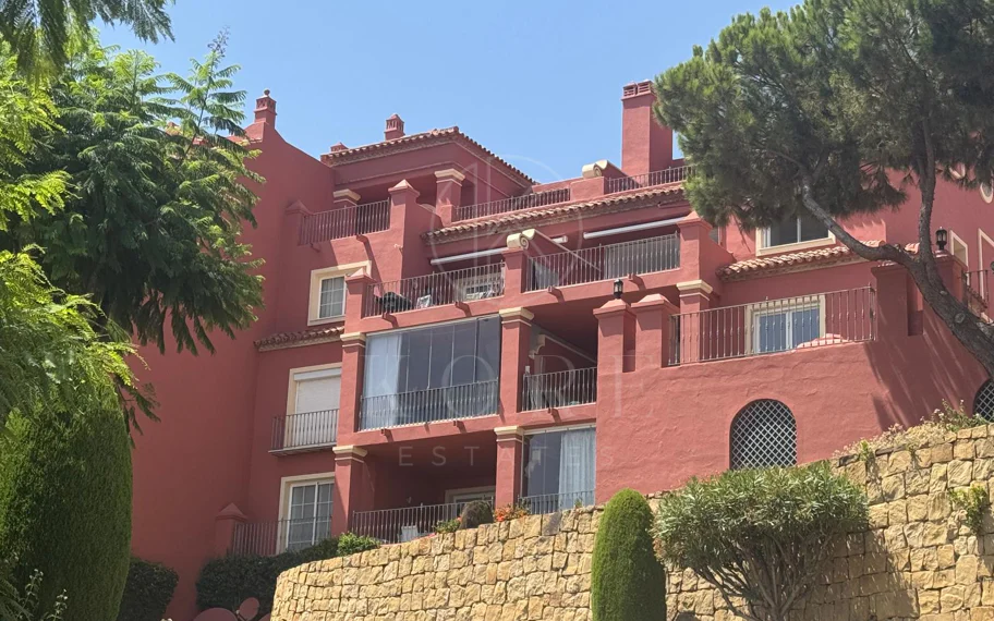 Vistas Panorámicas al Mar y Extraordinario Potencial – Amplio Apartamento en Monte Halcones a Precio de Venta