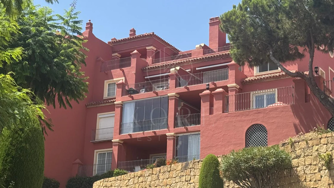 Vistas Panorámicas al Mar y Extraordinario Potencial – Amplio Apartamento en Monte Halcones a Precio de Venta