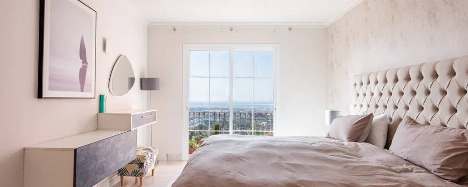 Vistas Panorámicas al Mar y Extraordinario Potencial – Amplio Apartamento en Monte Halcones a Precio de Venta