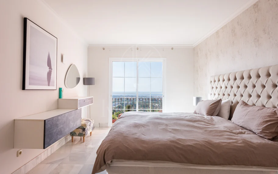 Vistas Panorámicas al Mar y Extraordinario Potencial – Amplio Apartamento en Monte Halcones a Precio de Venta