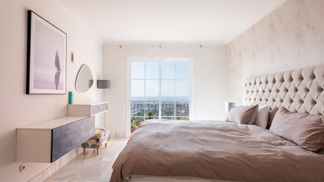 Vistas Panorámicas al Mar y Extraordinario Potencial – Amplio Apartamento en Monte Halcones a Precio de Venta