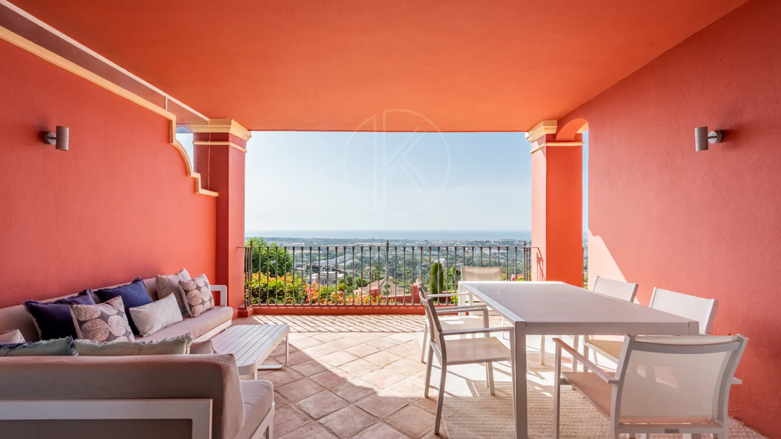 Vistas Panorámicas al Mar y Extraordinario Potencial – Amplio Apartamento en Monte Halcones a Precio de Venta