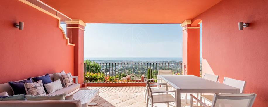 Vistas Panorámicas al Mar y Extraordinario Potencial – Amplio Apartamento en Monte Halcones a Precio de Venta