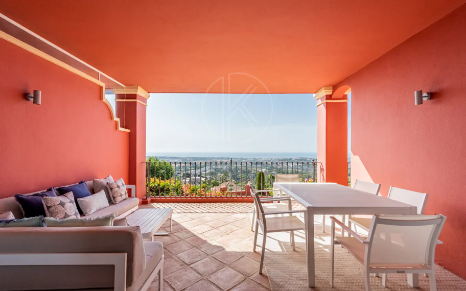 Vistas Panorámicas al Mar y Extraordinario Potencial – Amplio Apartamento en Monte Halcones a Precio de Venta