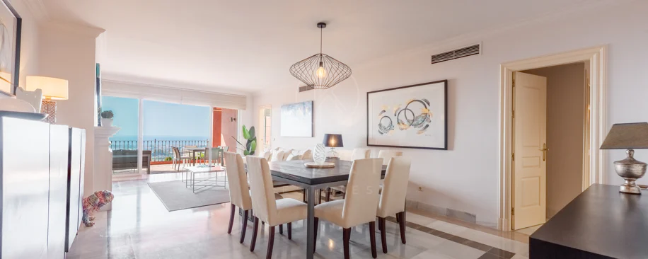 Vistas Panorámicas al Mar y Extraordinario Potencial – Amplio Apartamento en Monte Halcones a Precio de Venta