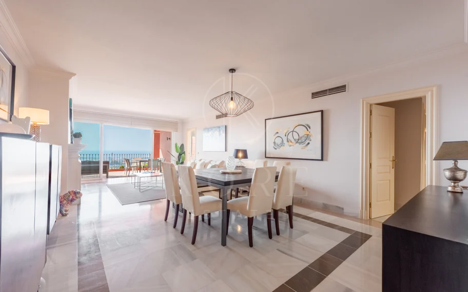 Vistas Panorámicas al Mar y Extraordinario Potencial – Amplio Apartamento en Monte Halcones a Precio de Venta