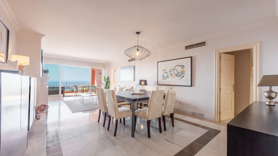 Vistas Panorámicas al Mar y Extraordinario Potencial – Amplio Apartamento en Monte Halcones a Precio de Venta