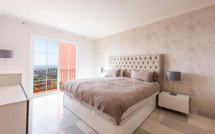 Vistas Panorámicas al Mar y Extraordinario Potencial – Amplio Apartamento en Monte Halcones a Precio de Venta
