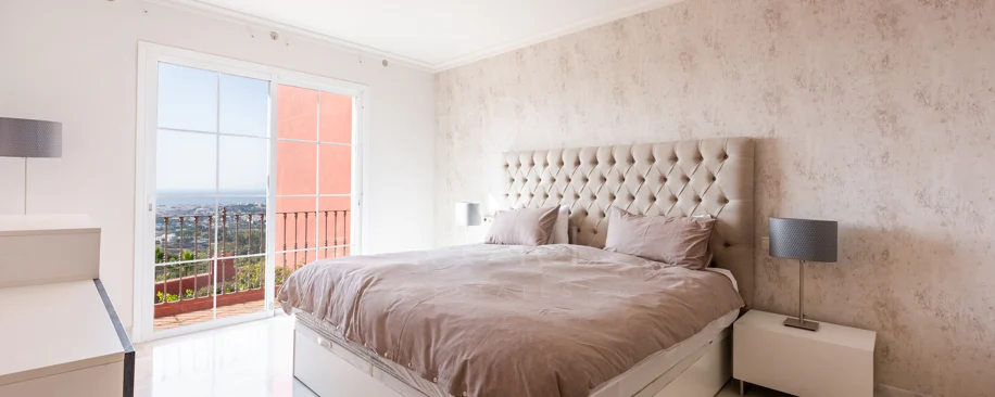 Vistas Panorámicas al Mar y Extraordinario Potencial – Amplio Apartamento en Monte Halcones a Precio de Venta