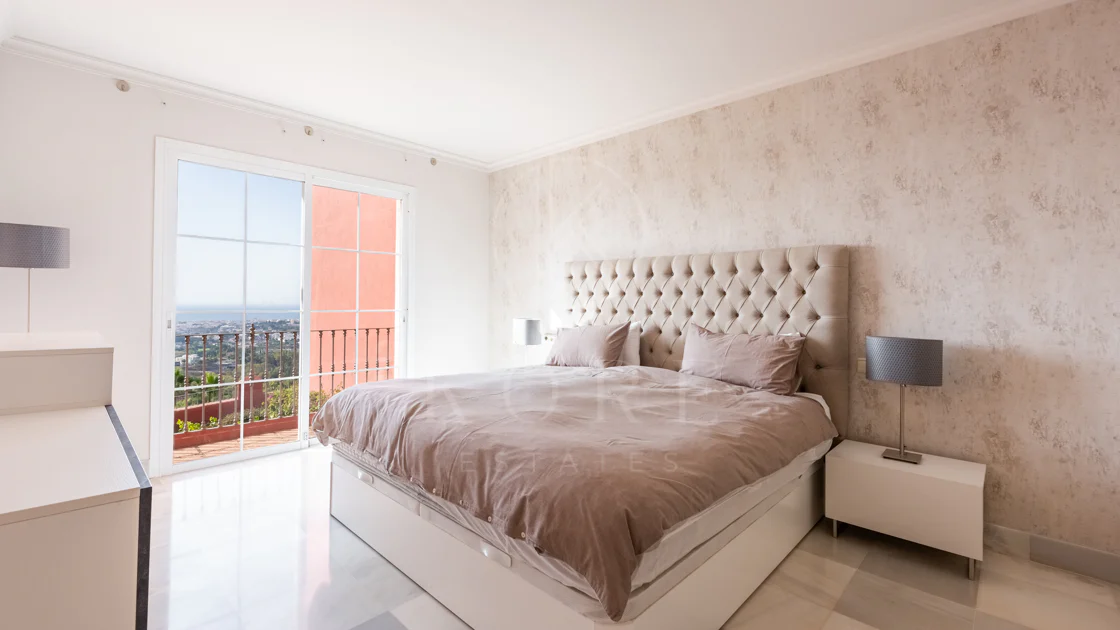 Vistas Panorámicas al Mar y Extraordinario Potencial – Amplio Apartamento en Monte Halcones a Precio de Venta