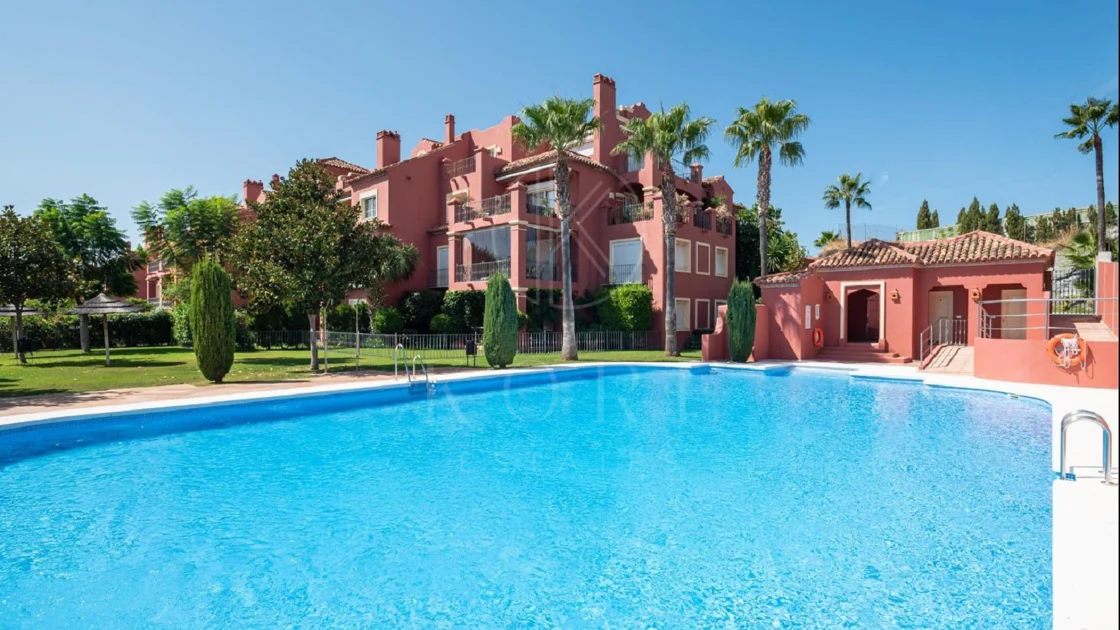 Vistas Panorámicas al Mar y Extraordinario Potencial – Amplio Apartamento en Monte Halcones a Precio de Venta