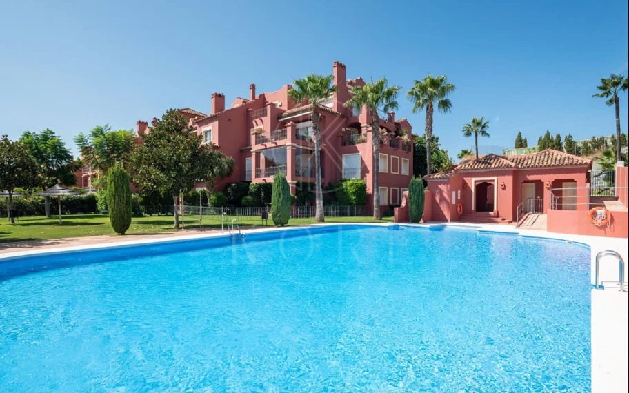 Vistas Panorámicas al Mar y Extraordinario Potencial – Amplio Apartamento en Monte Halcones a Precio de Venta