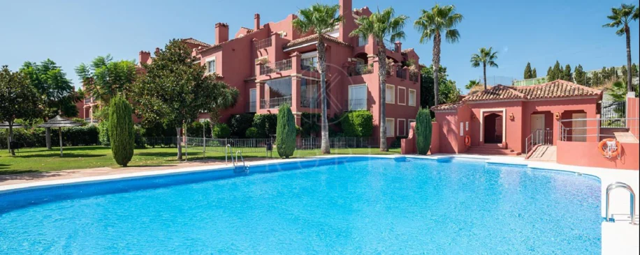 Vistas Panorámicas al Mar y Extraordinario Potencial – Amplio Apartamento en Monte Halcones a Precio de Venta