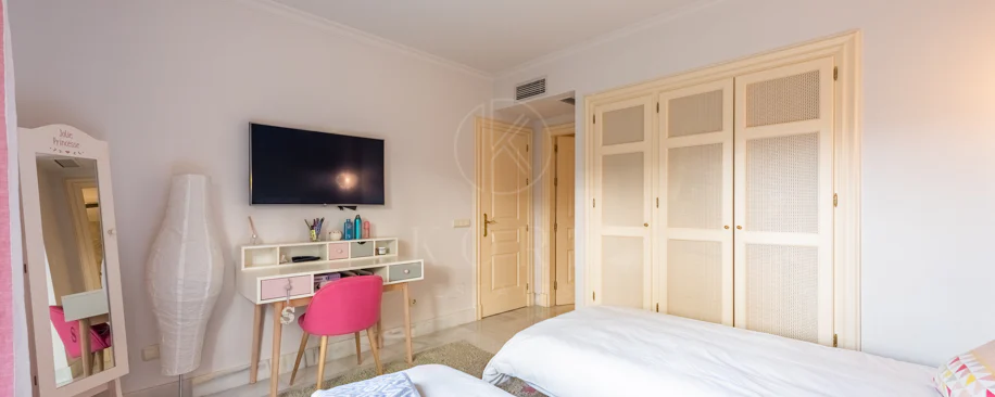 Vistas Panorámicas al Mar y Extraordinario Potencial – Amplio Apartamento en Monte Halcones a Precio de Venta